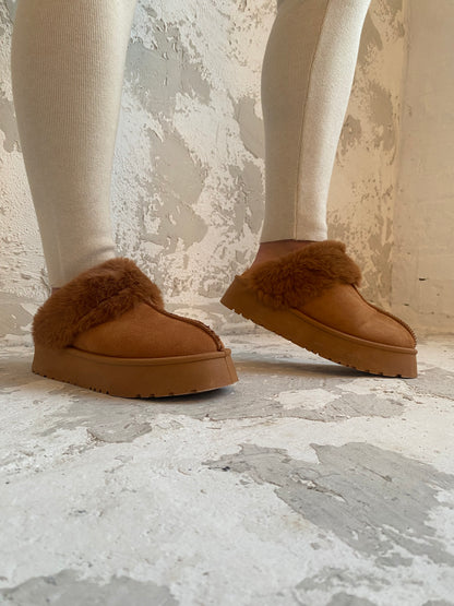 Snug slippers in camel