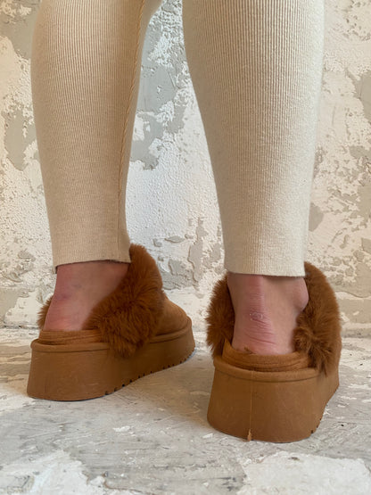 Snug slippers in camel