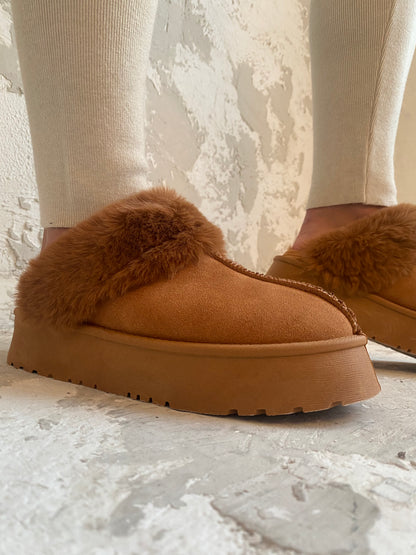 Snug slippers in camel